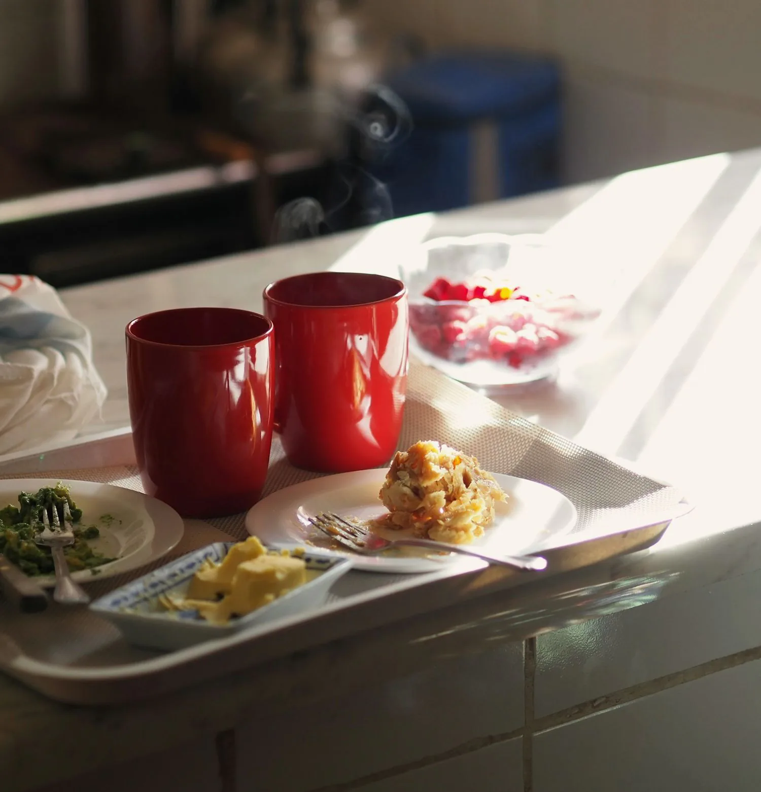 Bakke med frokost i eftermiddagssol på en kantinedisk